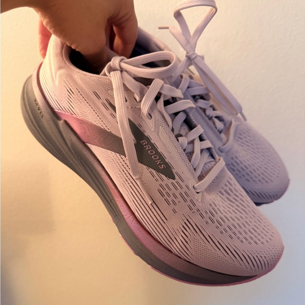 New with box brooks rebel 8 size 7.5 light purple